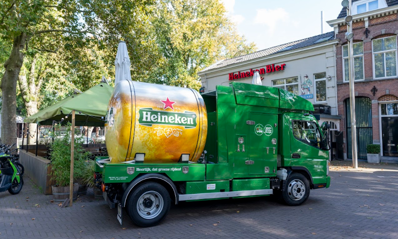 Biertankwagen Heineken bij cafe in amsterdam